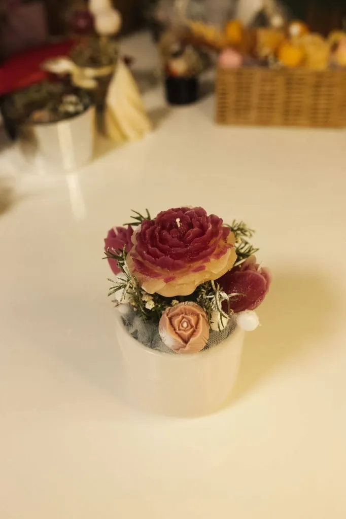 Mini aranžman sa crvenim cvećem