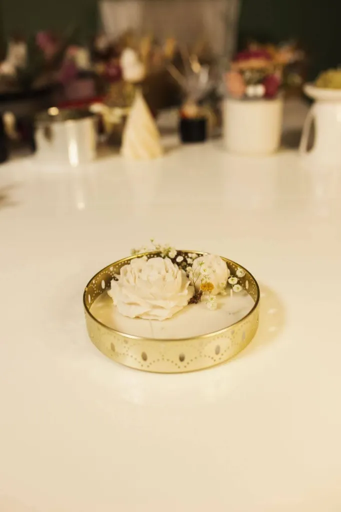 Aranžman sa suvim cvećem (belo i zlatno)