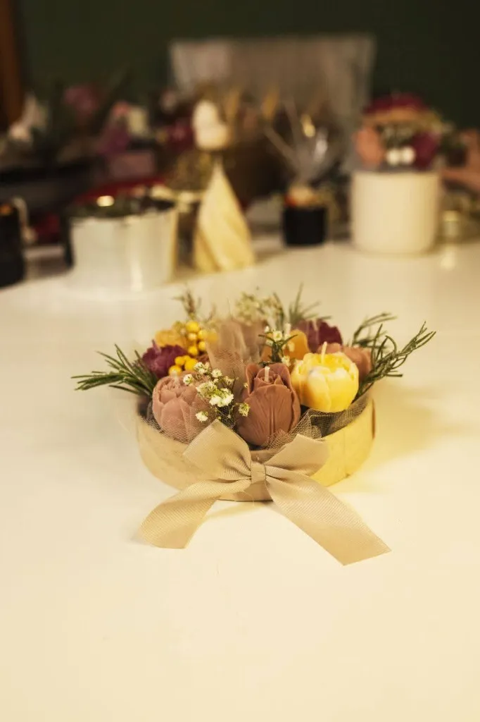 Aranžman sa suvim cvećem (belo i zlatno)